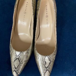 Ladies snakeskin design heels.  7.5M